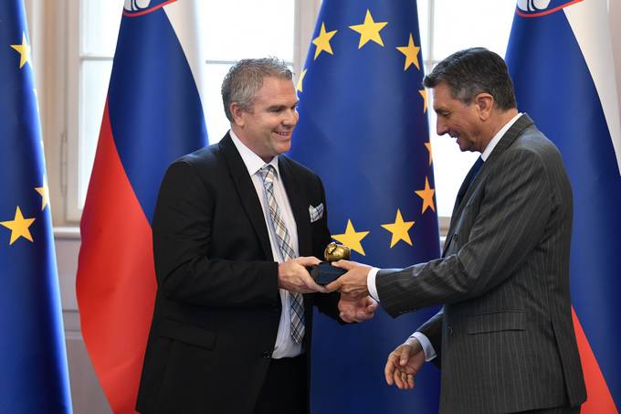 Predsednik Pahor je vroil priznanja Jabolko navdiha drutvu Palica Pomagalica in dobrodelni kratki, Jaki Krebsu, Mihi Deelaku in drutvu Rdei noski