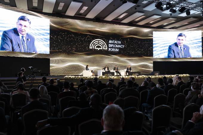 Predsednik Pahor je nastopil na osrednjem panelu letonjega foruma Antalya Diplomacy Forum, ki je imel naslov “Cena miru ali stroek vojne” (Price of Peace or Cost of War).