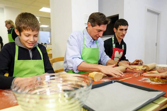 Predsednik republike tradicionalno z otroki pekel boino pecivo "Otroci za otroke"
