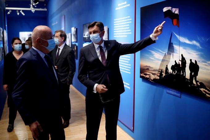 Predsednik Republike Slovenije Borut Pahor se je udeleil odprtja fotografske razstave Joca nidaria »Leta preloma«, ki je posveena 30. obletnici osamosvojitve Republike Slovenije