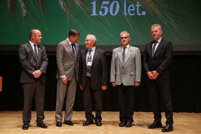 Predsednik Republike Slovenije Borut Pahor se je danes dopoldan udeleil slavnostne akademije ob 150-letnici zadrunitva v Sloveniji in 50. obletnici ponovne ustanovitve Zadrune zveze Slovenije
