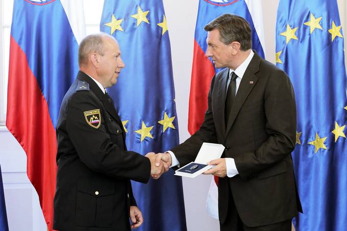 Predsednik Republike Slovenije Borut Pahor je na slovesnosti ob dnevu dravnosti v Predsedniki palai vroil dravno odlikovanje astni znak svobode Republike Slovenije Darku Pajtlerju