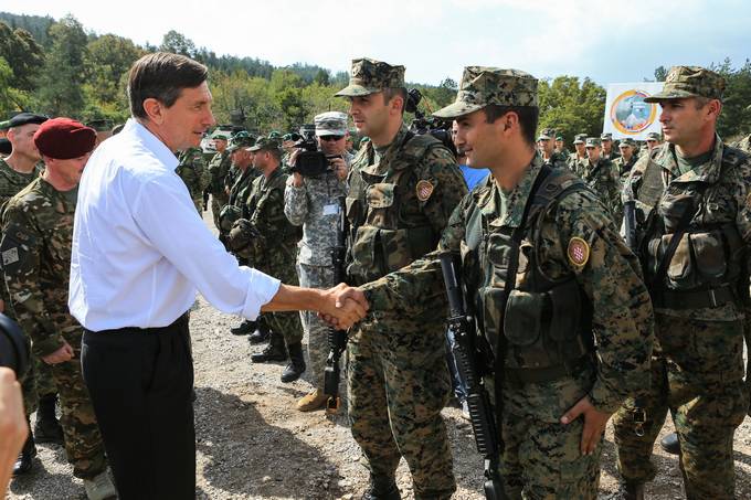 Predsednik Republike Slovenije in vrhovni poveljnik obrambnih sil Borut Pahor si je danes na osrednjem vadiu Slovenske vojske Poek pri Postojni ogledal vojako vajo Takojen odgovor 2015 (Immediate Response 2015)
