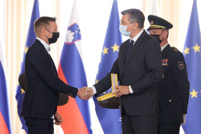 Predsednik Republike Slovenije Borut Pahor je danes na posebni slovesnosti v Predsedniki palai vroil dravni odlikovanji, ki sta ju prejela Janja Garnbret in Benjamin Savek