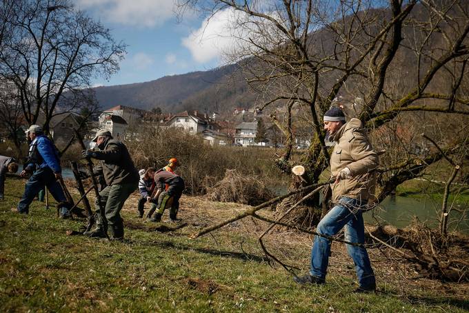 Predsednik republike se je udeleil delovne akcije ienja brein reke Krke
