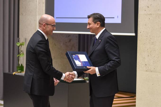 Predsednik Republike Slovenije Borut Pahor se je udeleil slavnostne prireditve Banke Slovenije ob obeleitvi 25. obletnice samostojnosti, 25-letnice uvedbe tolarja in podelitve nagrad za najbolja magistrska in doktorska dela s finannega podroja tudentom slovenskih univerz.