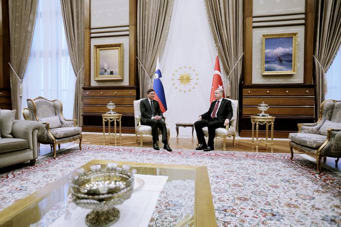 Predsednik Republike Slovenije Borut Pahor se na povabilo turkega predsednika Recepa Tayyipa Erdogana mudi na uradnem obisku v Republiki Turiji