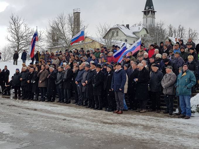 Predsednik republike in vrhovni poveljnik obrambnih sil Borut Pahor se je v Koevski Reki udeleil v poastitev dneva, ko je prvi zadialo po Slovenski vojski.