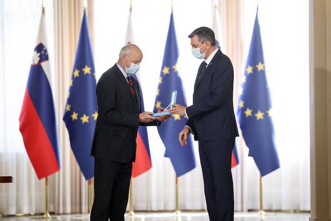 Predsednik Republike Slovenije Borut Pahor na posebni slovesnosti v Predsedniki palai vroil dravna odlikovanja