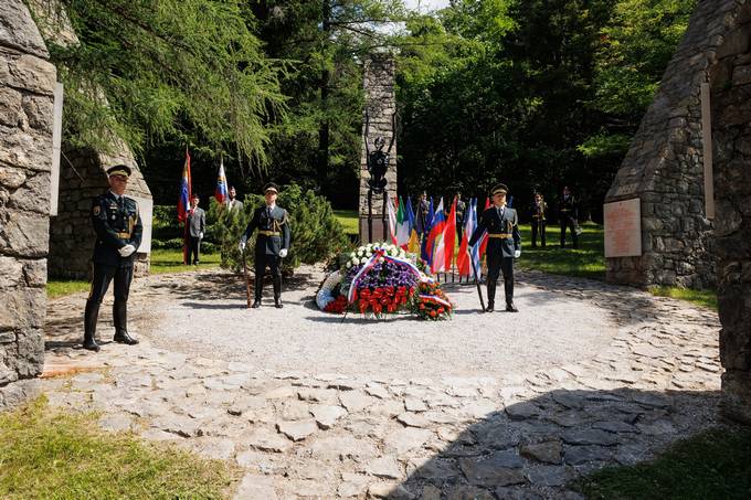 Garda Slovenske vojske je pred spominsko slovesnostjo ob 77. obletnici osvoboditve koncentracijskega taboria Mauthausen pod Ljubljem v imenu predsednika Republike Slovenije Boruta Pahorja poloila venec k spomeniku »Obtoujem – J' accuse«