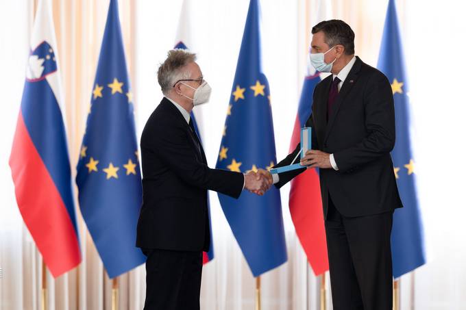Predsednik Republike Slovenije Borut Pahor je na posebni slovesnosti v Predsedniki palai vroil dravno odlikovanje red za zasluge mag. Franciju Pivcu za zasluge na podroju kulturnega sodelovanja s Slovenci sosednjih drav in za prispevek k oblikovanju kulturne identitete mesta Maribor