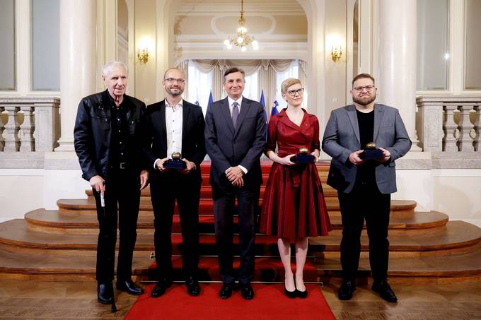 Predsednik Pahor je na posebni slovesnosti ob dnevu slovenskega znakovnega jezika vroil priznanja jabolko navdiha dr. Simoni Gerener, Matjau Juhartu, Bojanu Mordu in Joetu Tekaviu