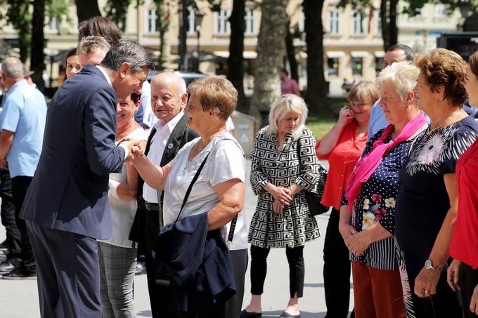 Pred sprejemom je predsednik republike poloil venec k Spomeniku vsem rtvam vojn in z vojnami povezanim rtvam na Kongresnem trgu v Ljubljani. Na spominsko slovesnost s poloitvijo venca je predsednik republike povabil tudi svojce padlih pripadnikov Teritorialne obrambe Republike Slovenije, Ministrstva za notranje zadeve in civilnih rtev ter ranjenih v vojni za Slovenijo