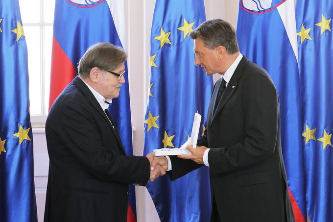 Predsednik republike Borut Pahor je s srebrnim redom za zasluge odlikoval Matjaa Vipotnika za izjemen prispevek k oblikovanju podobe slovenske kulture ter k njeni prepoznavnosti doma in v tujini.