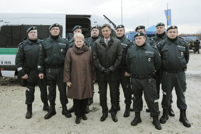 Sreanje predsednice Litve in predsednika republike Boruta Pahorja s pripadniki litvanske policije v enoti Frontex ter ogled sprejemnega centra Dobova Livarna
