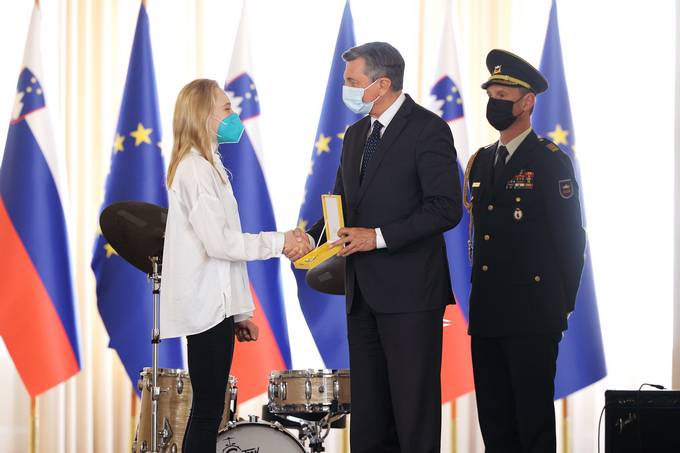 Predsednik Republike Slovenije Borut Pahor je danes na posebni slovesnosti v Predsedniki palai vroil dravni odlikovanji, ki sta ju prejela Janja Garnbret in Benjamin Savek