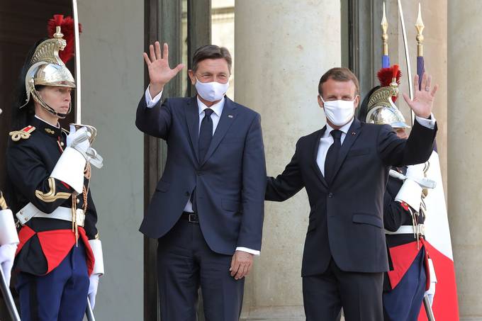 Predsednik republike Borut Pahor in francoski predsednik Emmanuel Macron danes v daljem in poglobljenem pogovoru za tesneje sodelovanje za enotno in mono Evropsko unijo