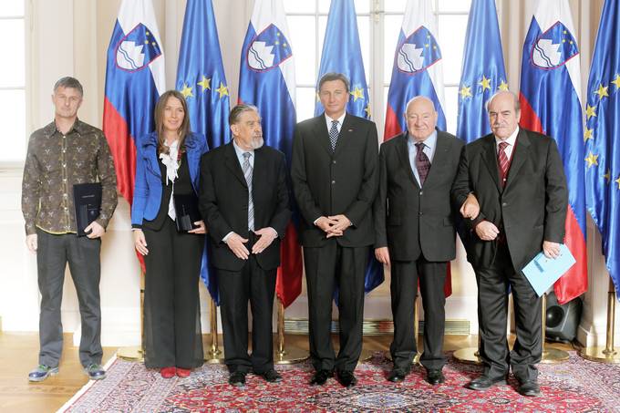 Predsednik Republike Slovenije Borut Pahor je na slovesnosti v Predsedniki palai vroil dravna odlikovanja red za zasluge in medaljo za zasluge