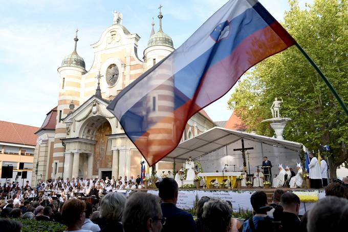 Predsednik republike se je udeleil slovesne svete mae v Beltincih v poastitev 100. obletnice zdruitve prekmurskih Slovencev z matinim narodom in ob koncu svete mae zbrane nagovoril