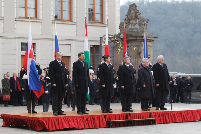 Predsednik republike Borut Pahor se danes in jutri na povabilo predsednika eke republike Miloa Zemana udeleuje vrha predsednikov estih srednjeevropskih drav - viegrajske etverice (eka, Slovaka, Madarska in Poljska) ter Slovenije in Avstrije v Pragi.