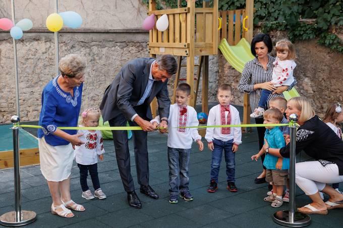 Predsednik Pahor se je udeleil tradicionalnega Koncerta pod lipo v Slavini, pred tem je obiskal osirotele ukrajinske otroke, ki so zatoie pred vojno nali v prostorih kulturnega doma v Slavini