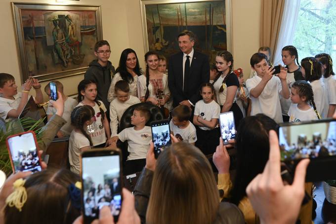 Predsednik Republike Slovenije Borut Pahor je danes na posebni prireditvi v Veliki dvorani Predsednike palae sprejel begunce iz Ukrajine, ki so zatoie pred vojno nali v Sloveniji