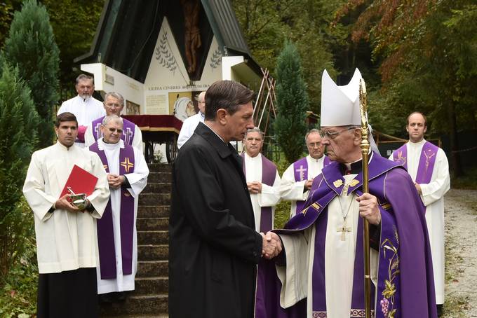 Predsednik Republike Slovenije Borut Pahor se je danesudeleil pietetne slovesnosti pred prietkom prenosa posmrtnih ostankov iz kostnice Hude Jame v Spominski park Dobrava pri Mariboru.