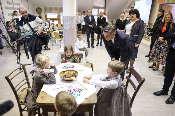 Predsednik Pahor v Kamniku z malki iz vrtca Antona Medveda o odgovornem ravnanju s hrano