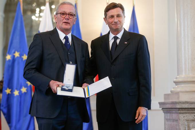 Predsednik Republike Slovenije Borut Pahor na posebni slovesnosti v Predsedniki palai vroil medaljo za zasluge dr. Casparju Einemu za prispevek k vsestranskemu sodelovanju med Slovenijo in Avstrijo