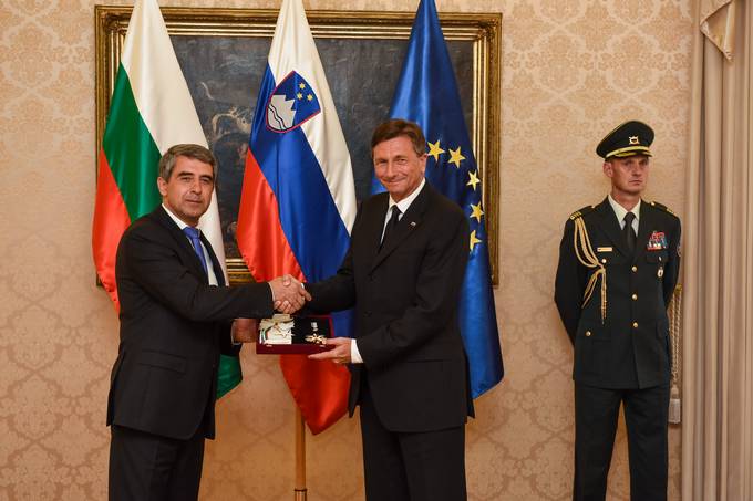 Predsednik Republike Slovenije Borut Pahor na uradnem obisku v Sloveniji sprejme predsednika Republike Bolgarije Rosna Plevnelieva - izmenjava odlikovanj