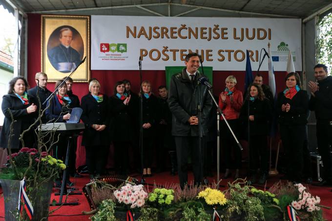 Predsednik republike Borut Pahor se je udeleil slavnostne akademije ob dvanajstem vseslovenskem sreanju kmetov, ki ga tradicionalno organizirajo Kmetijsko gozdarska zbornica Slovenije, obina entjur in upnija Ponikva.