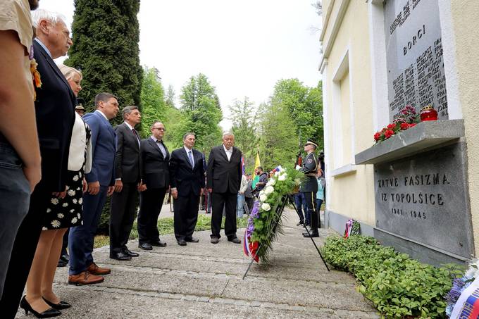 Pred uradnim zaetkom slovesnosti v Topolici se je predsednik republike poklonil rtvam faizma in k spominskemu obeleju, posveenemu talcem in padlim borcem, rtvam faizma iz Topolice 1941–1945, poloil venec