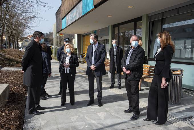 Predsednik Pahor je v okviru obiska taba Civilne zaite za Dolenjsko regijo obiskal Zdravstveni dom Novo mesto