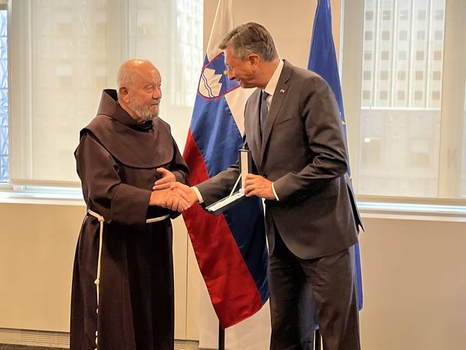 Predsednik Republike Slovenije je danes na posebni slovesnosti v New Yorku vroil dravno odlikovanje, ki ga je prejel Martin Cimerman