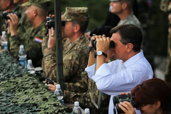 Predsednik Republike Slovenije in vrhovni poveljnik obrambnih sil Borut Pahor si je danes na osrednjem vadiu Slovenske vojske Poek pri Postojni ogledal vojako vajo Takojen odgovor 2015 (Immediate Response 2015)