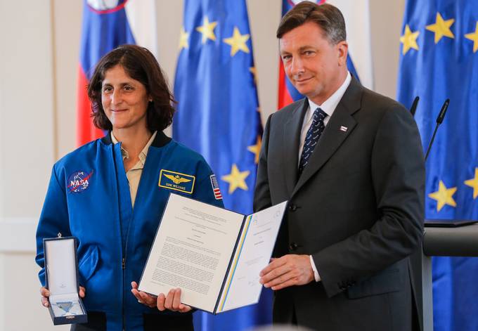 Predsednik republike Borut Pahor je danes podelil Medaljo za zasluge astronavtki slovenskega rodu Suniti Williams za prispevek k uveljavljanju naravoslovnih in tehninih znanosti in predvsem njihovi promociji med mlajimi rodovi Slovencev.