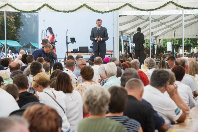 Predsednik Pahor se je udeleil slavnostnega dogodka ob zakljuku obnove domae upnjiske cerkve Marije Vnebovzete v marju pri Jelah