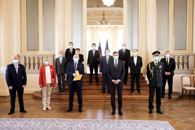 Predsednik Pahor Nogometni zvezi Slovenije vroil dravno odlikovanje zlati red za zasluge