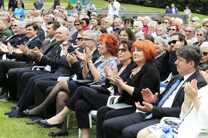 V imenu predsednika republike se je mag. Helena Kamnar, svetovalka predsednika republike za ekonomsko in socialno politiko udeleila slovesnosti v spomin na 72. obletnico osvoboditve koncentracijskega taboria pod Ljubeljem