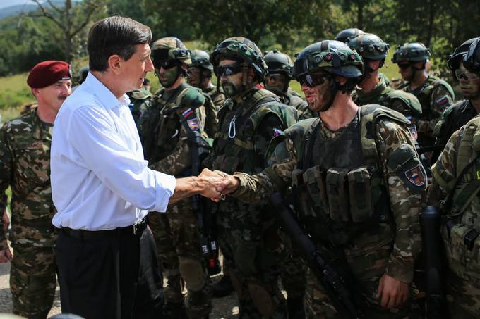 Predsednik Republike Slovenije in vrhovni poveljnik obrambnih sil Borut Pahor si je danes na osrednjem vadiu Slovenske vojske Poek pri Postojni ogledal vojako vajo Takojen odgovor 2015 (Immediate Response 2015)