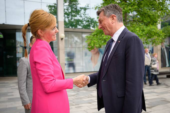 Predsednik Pahor v Novi Gorici na prireditvi ob mednarodnih dnevih babic in medicinskih sester: »Zdravstvenega sistema ni brez vae strokovnosti in vae lovenosti«