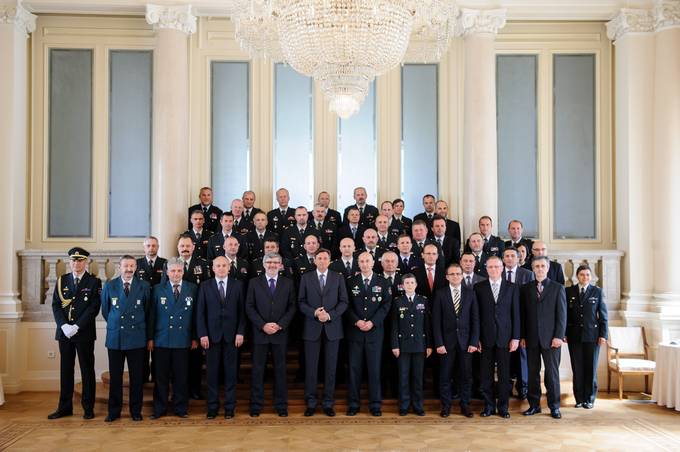 Predsednik republike in vrhovni poveljnik obrambnih sil Borut Pahor je ob dnevu Slovenske vojske priredil sprejem za predstavnice in predstavnike Ministrstva za obrambo Republike Slovenije in �astni�ki zbor Slovenske vojske