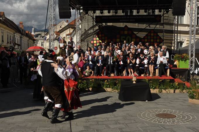 Predsednik republike na jubilejni povorki narodnih no ob 50-letnici festivala Dnevi narodnih no in oblailne dediine v Kamniku