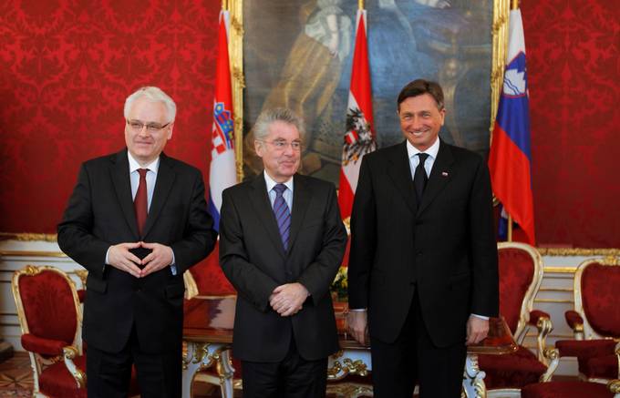 Predsednik Republike Slovenije Borut Pahor se danes na Dunaju udeleuje neformalnega trilateralnega sreanja predsednikov Avstrije, Slovenije in Hrvake, kjer se je sreal z Heinzem Fischerjem in dr. Ivom Josipoviem.
