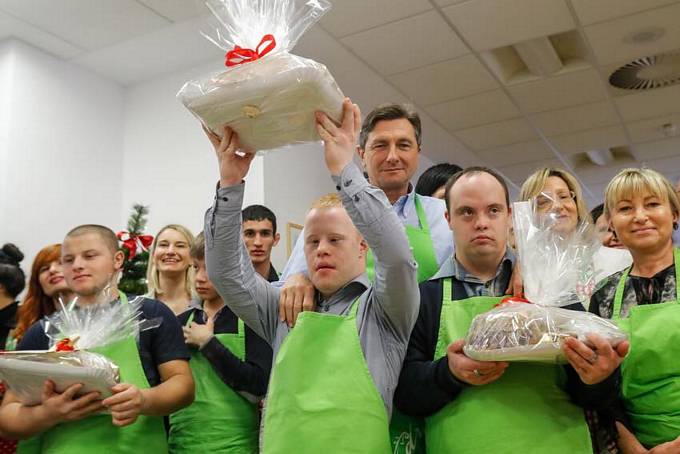 Predsednik republike tradicionalno z otroki pekel boino pecivo "Otroci za otroke"