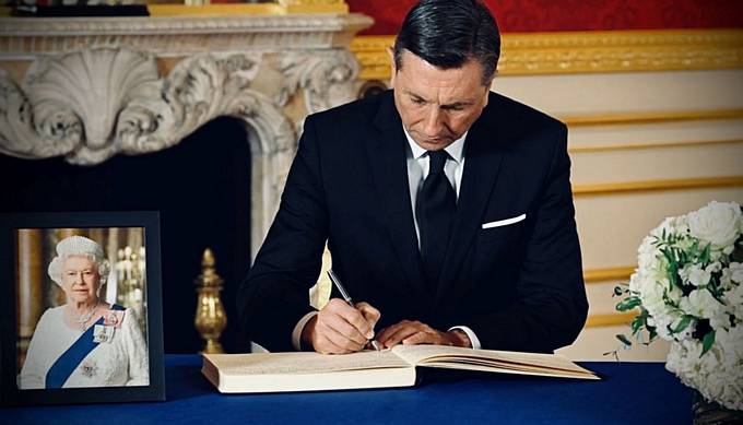 Predsednik Pahor se je v dvorcu Lancaster House vpisal v alno knjigo, odprto v spomin na kraljico Elizabeto II.