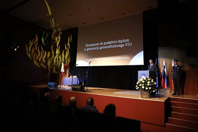 Predsednik republike in vrhovni poveljnik obrambnih sil Borut Pahor slavnostni govornik ob podelitvi diplom in potrdil sluateljem 9. generacije generaltabnega vojakega izobraevanja in usposabljanja