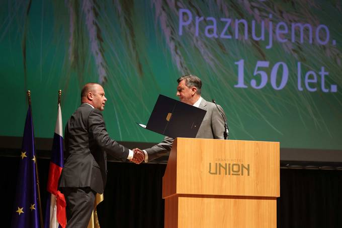 Predsednik Republike Slovenije Borut Pahor se je danes dopoldan udeleil slavnostne akademije ob 150-letnici zadrunitva v Sloveniji in 50. obletnici ponovne ustanovitve Zadrune zveze Slovenije