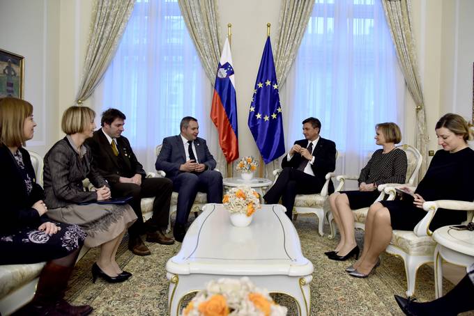 Predsednik Republike Slovenije Borut Pahor sprejel ministra za kmetijstvo, gozdarstvo in prehrano mag. Dejana idana in predsednika ebelarske zveze Slovenije Botjana Noa