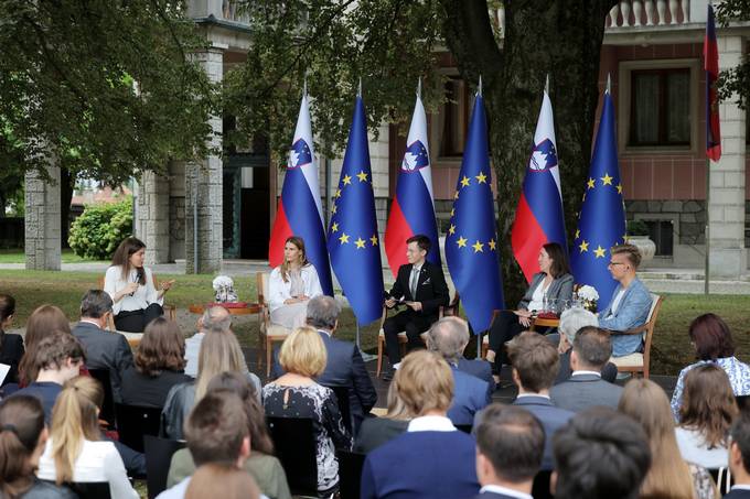 Enajsto tradicionalno sreanje in pogovor predsednika Pahorja s lani in lanicami Drutva v tujini izobraenih Slovencev VTIS: »Mladi in poklici prihodnosti – za zeleno in inovativno Slovenijo«